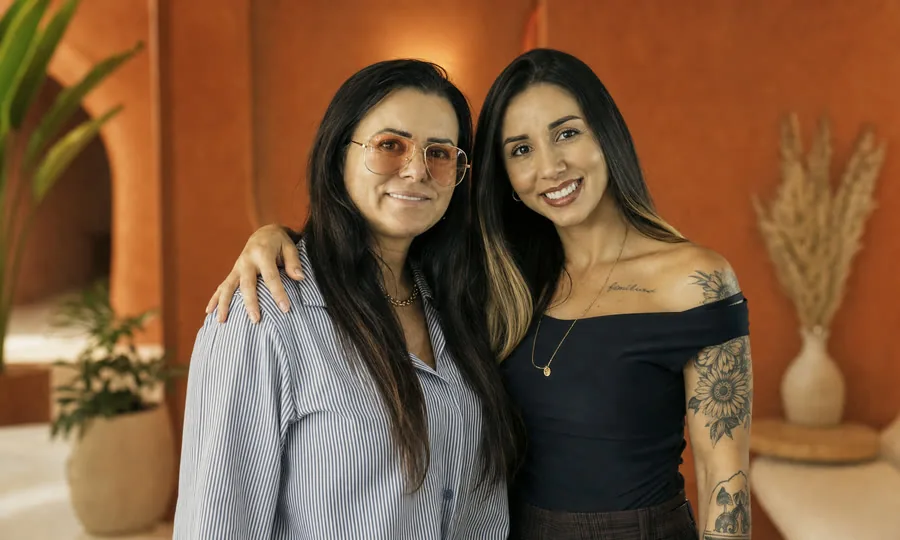 Gabi ao lado de sua mãe