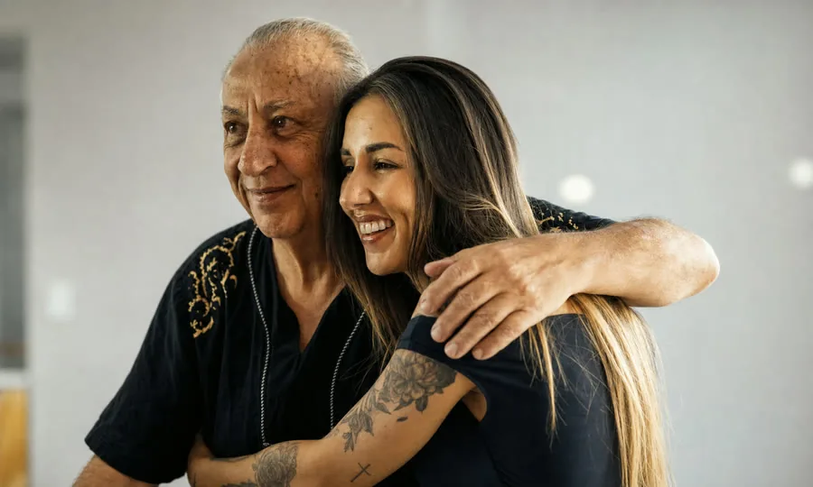 Pai e filha se abraçando na inauguração da Amarás Spa
